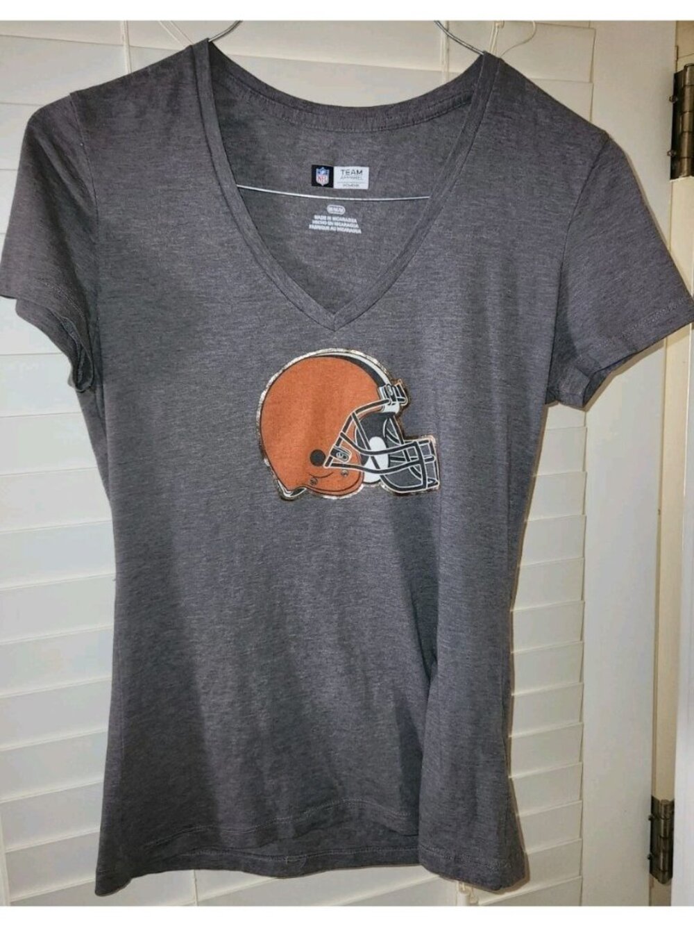 CLEVELAND BROWNS Womens Medium T Shirt Gray NFL Team Apparel Helmet V Neck Tee